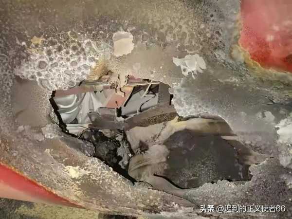 杭州街头百万级跑车起火 车身烧出洞