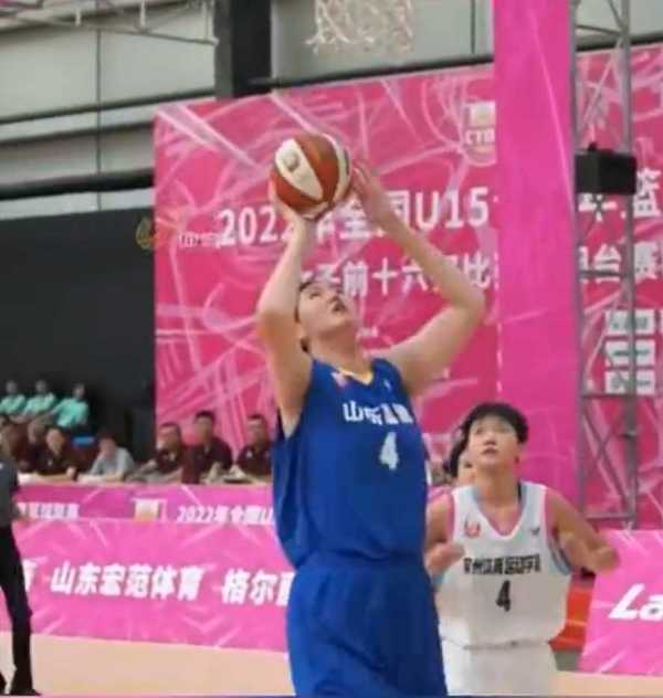 16岁女篮小将身高已达2米27!鹤立鸡群