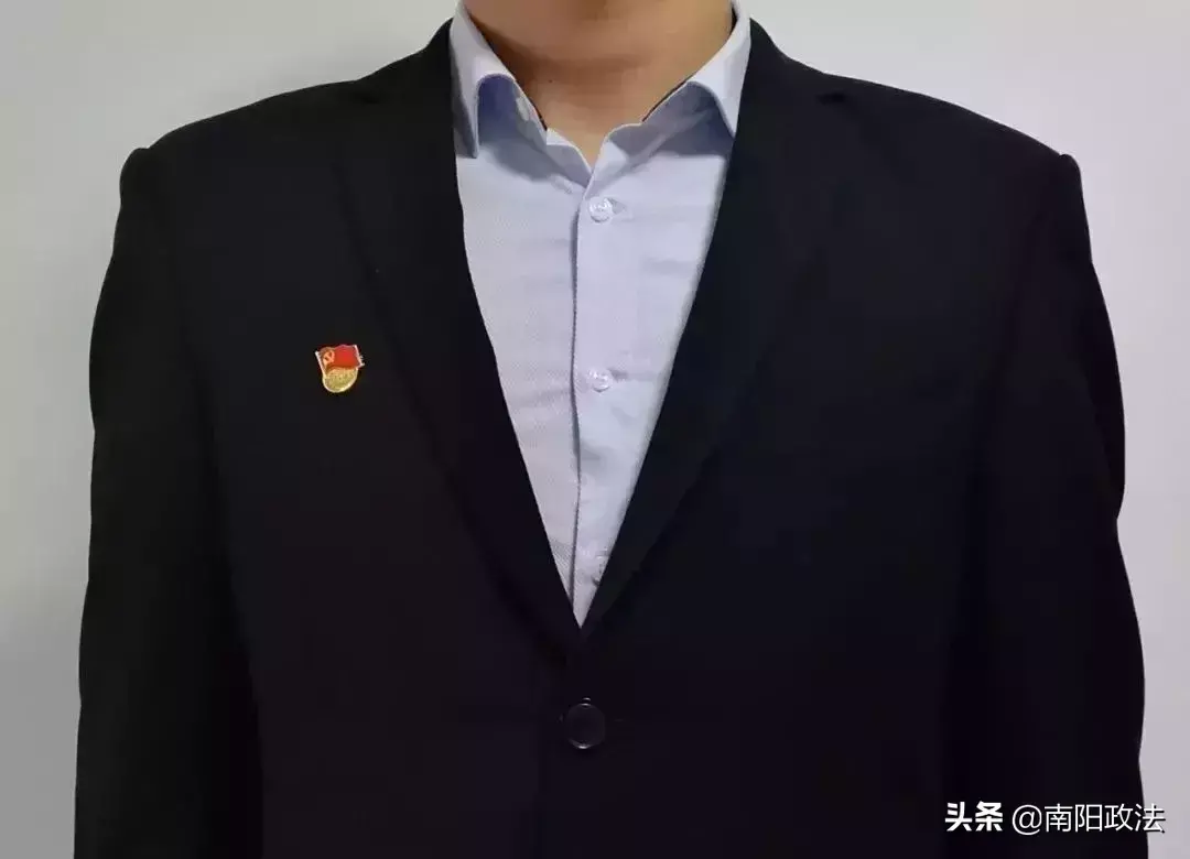 党徽佩戴的正确位置,党徽的正确戴法图片