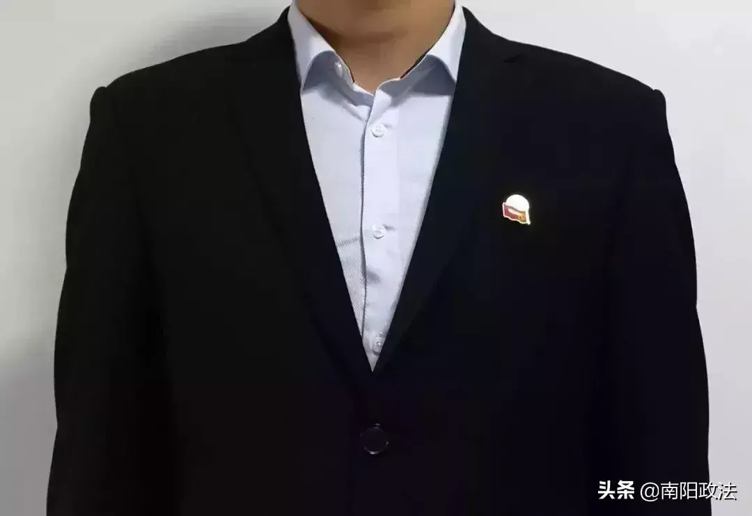 党徽佩戴的正确位置,党徽的正确戴法图片