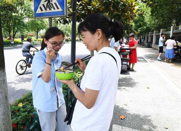 高考陪考好还是不陪好?高考父母陪考的利弊