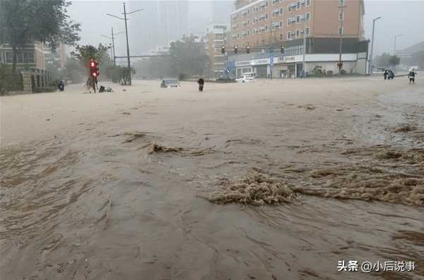 郑州暴雨:路面积水淹没车轮!暴雨过后仍有积水