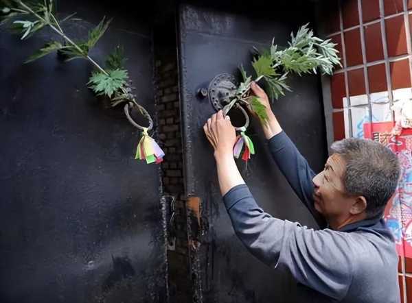 端午节门口挂艾草什么意思?五彩绳什么时候摘下来