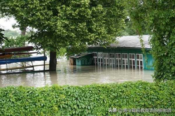 暴雨后北京街头堆积大量受损汽车