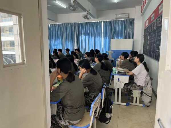 广东一学校近700名学生集体退学