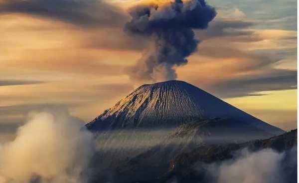 富士山2023年喷发几率大吗?喷发日本会灭亡吗