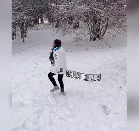 在大雪后的车盖上印鬼脸有多好笑