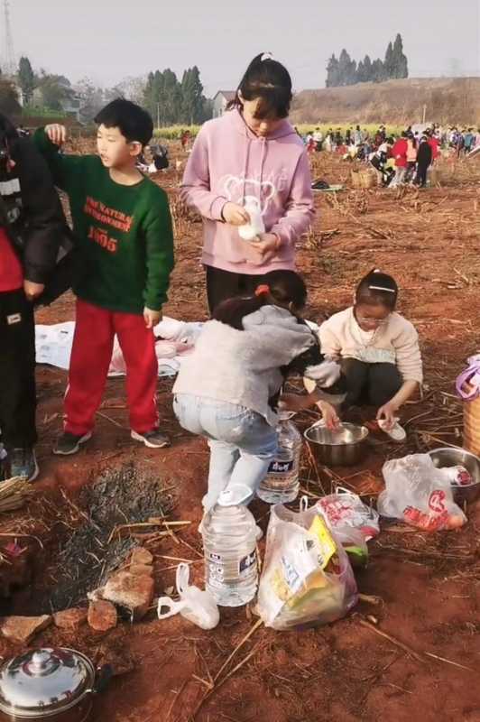 校长回应小学生背锅碗瓢盆去春游