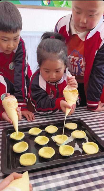 连幼儿园都搞职业化了!萌娃变“大厨”