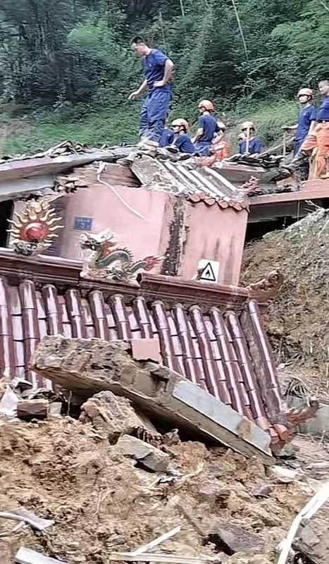 山体滑坡寺庙倒塌 一家6口躲雨被埋