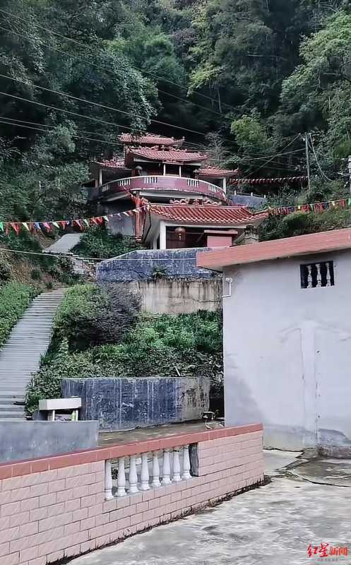 山体滑坡寺庙倒塌 一家6口躲雨被埋