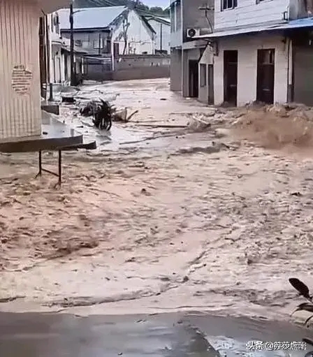 湖南暴雨泥水冲进村 店主嘶吼快点走