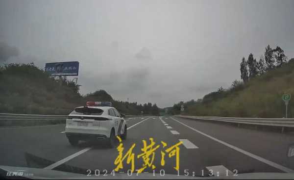 警车高速别车并实线变道？警方回应