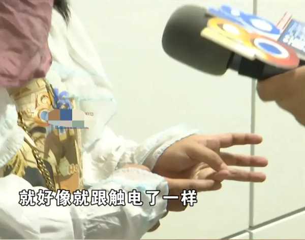 女子称被男同事拍了背中“铁砂掌”