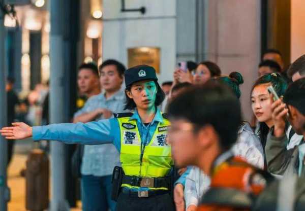 外滩这群“一拐警察”成别样风景